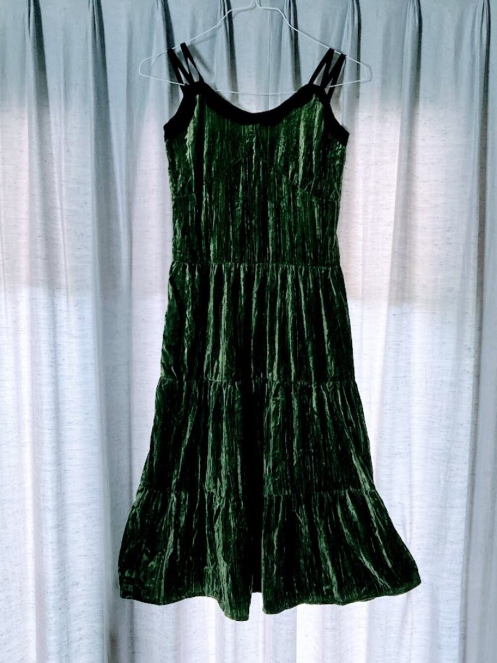 100% Polyester tiered dress made of evergreen velvet